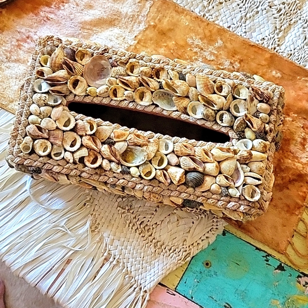 VINTAGE SEA SHELL Tissue box cover